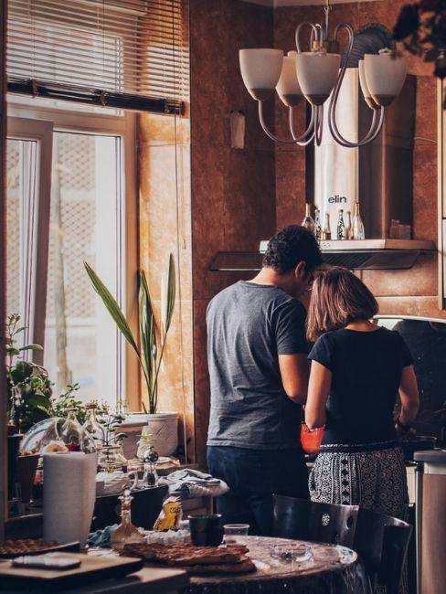 Pareja en la cocina para la cena de san valentin en casa