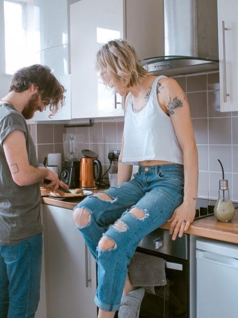 Pareja cocinando la cena de san valentin en casa