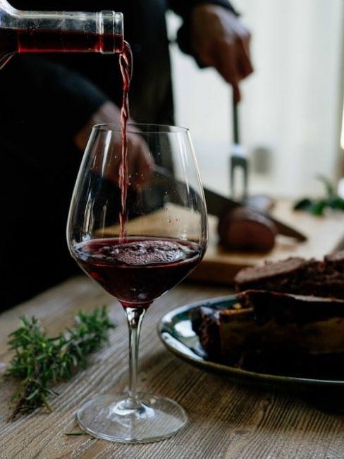 Copa de vino tinto para cena de san valentin en casa