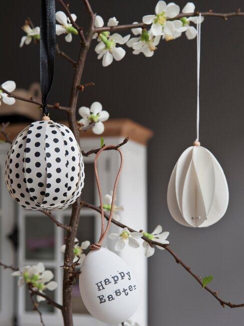 que-hacer-pascua-banner huevos de pascua colgando de planta