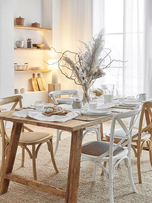 mesa y sillas de madera rústicas y plantas secas