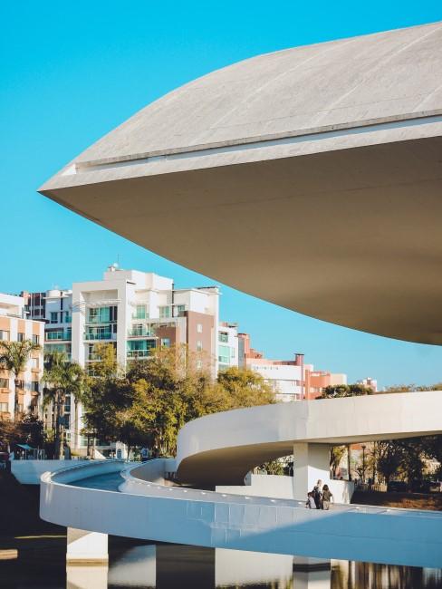 Oscar Niemeyer parte de uno de sus edificios