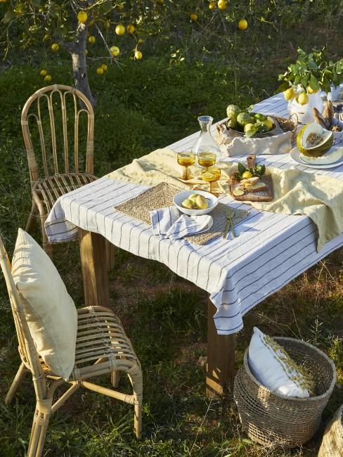 Mesa de comedor de exterior con sillas a juego