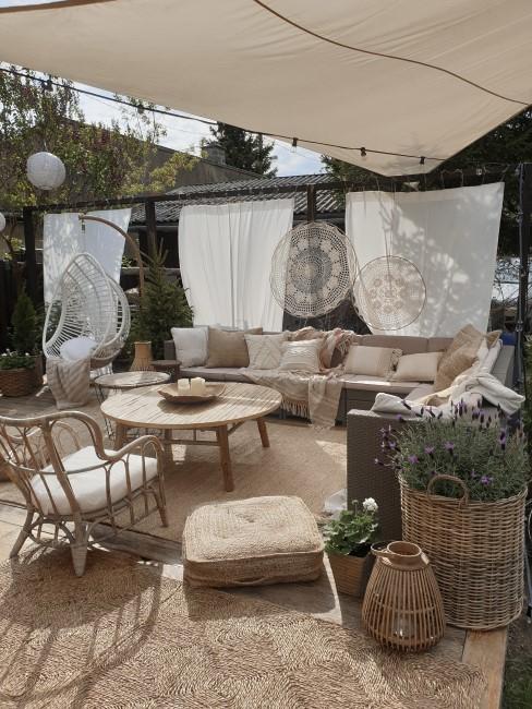 Terraza cerrada con un toldo de tela y mantas