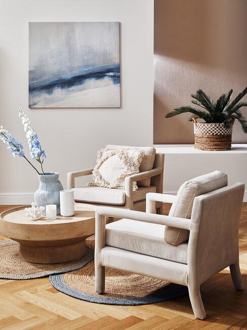 sillones beige con cuadro y jarrón azul