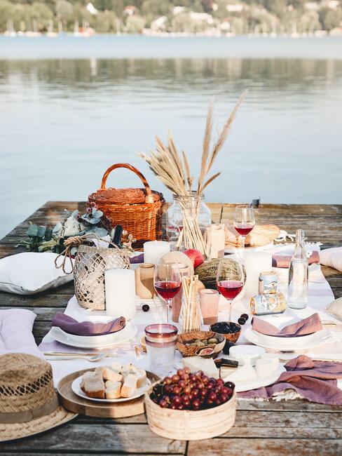 picnic con comida en un lago