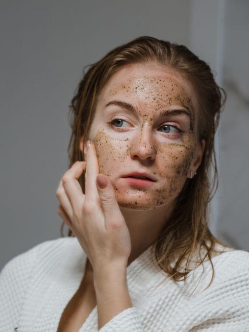 exfoliante casero1 Mujer aplicando scrub