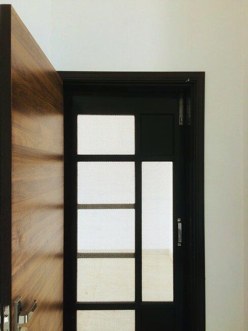 puerta de aluminio con rejilla