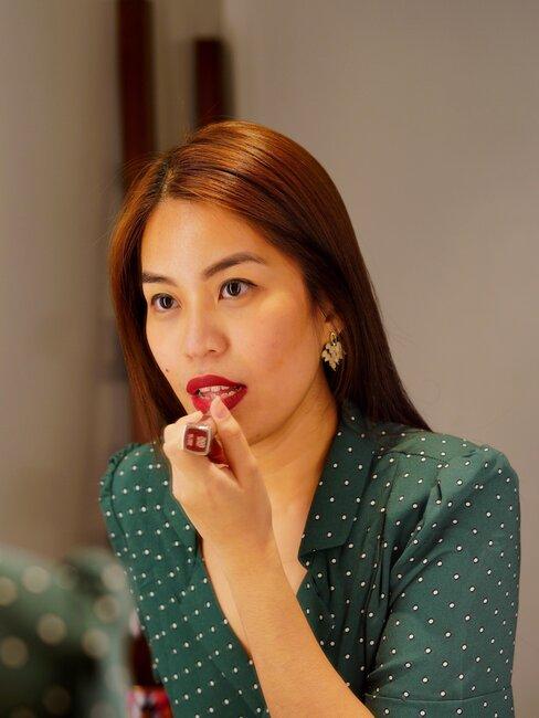 mujer se pinta los labios