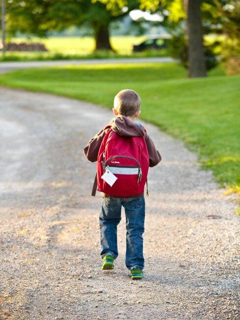 vuelta al cole5 nino con mochila roja