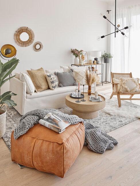 salón boho en beige con puff