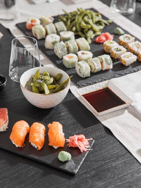 platos de sushi y nigiri