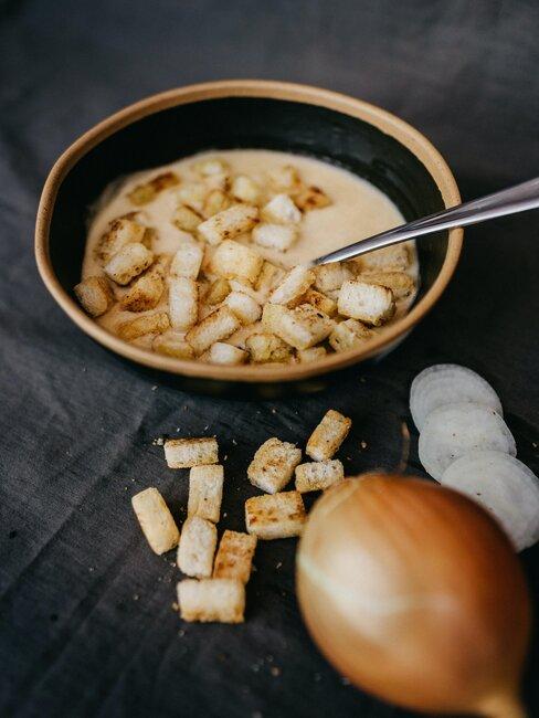 sopa de cebollas con croutones