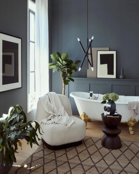 baño de lujo con plantas