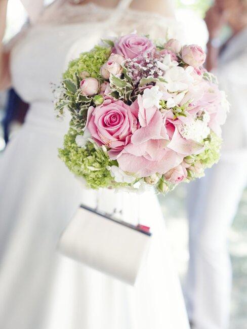 ramo de boda con rosas rosa y blanca