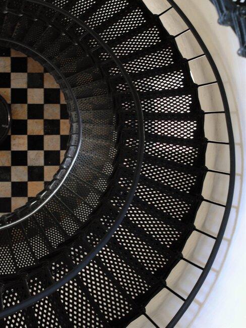 escalera de caracol moderna en acero