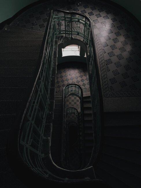 escalera de caracol estilo vintage