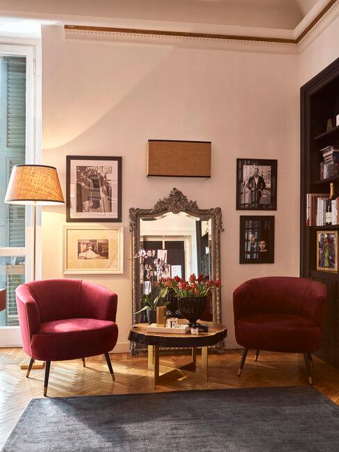 sillones rojos y espejo vintage