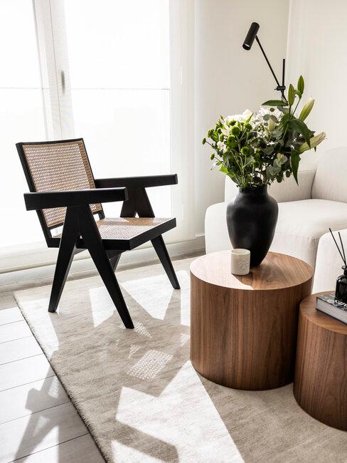 silla de mimbre y jarron con flores