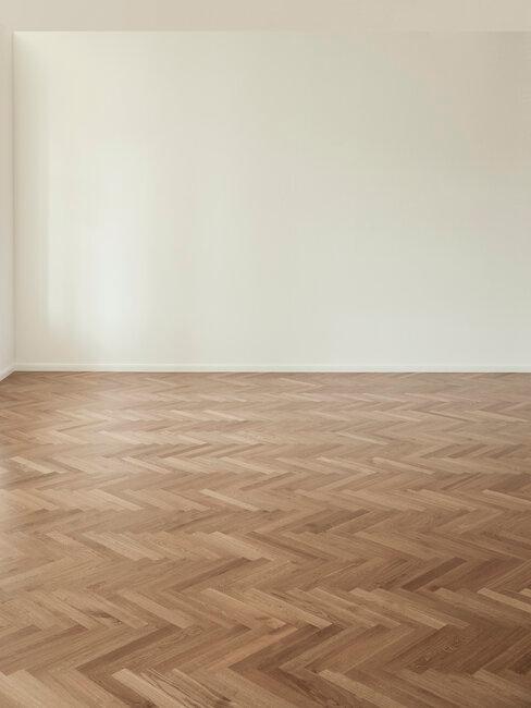 salon vacío con suelo en madera
