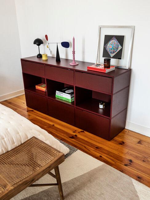 mueble de madera con accesorios