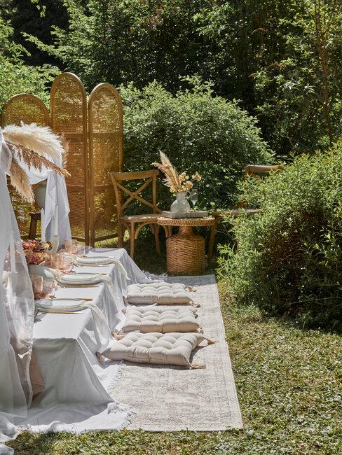 banquete de boda exterior con cojines de asiento