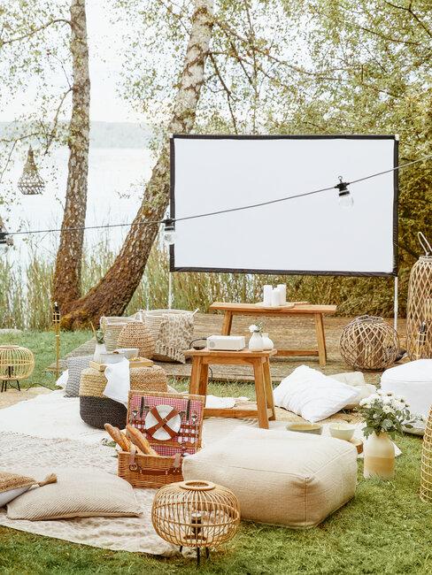 cine al aire libre en el jardin