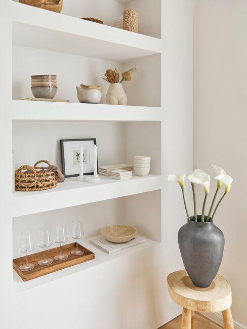 estanteria blanca con accesorios de cocina