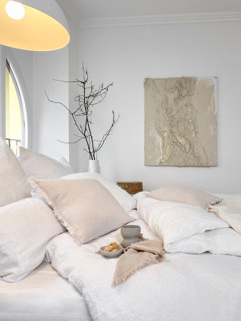 dormitorio blanco con luces