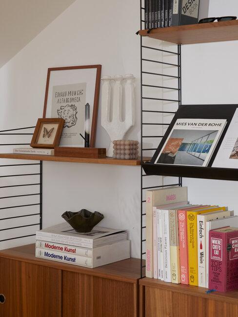 estanrteria con libros y decoracion