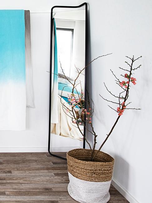 cesta de mimnre con ramas
