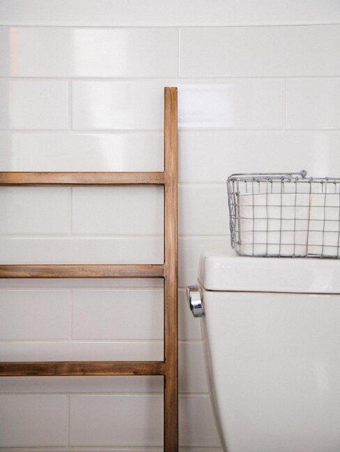 ideas para guardar el papel higiénico en el baño cesta