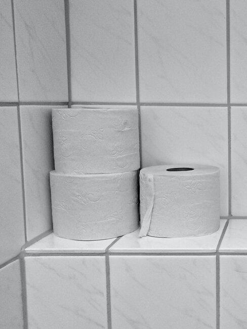 ideas para guardar el papel higienico en el baño