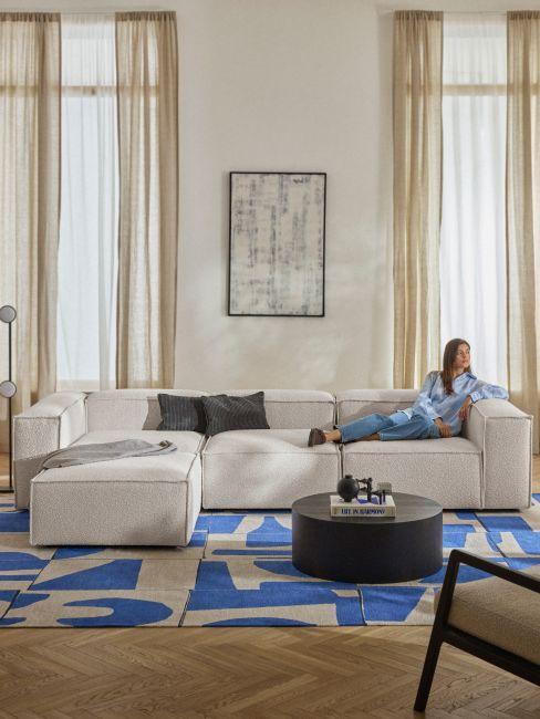 sofa lennon gris con alfombra azul