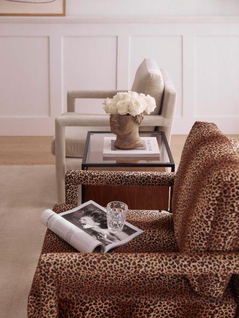 salon avec fauteuil blanc motif léopard
