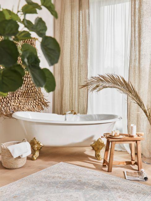 salle de bain épurée style africain chic avec tabouret en bois, plante, décoration murale en feuilles séchées