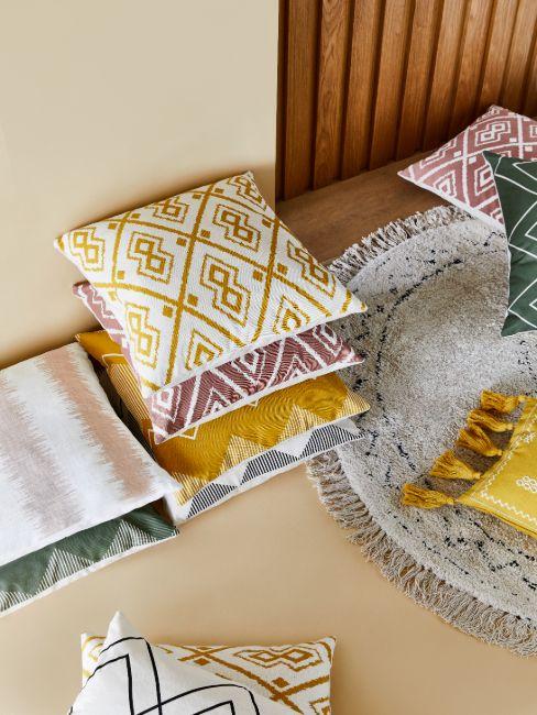 coussins colorés aux formes géométriques