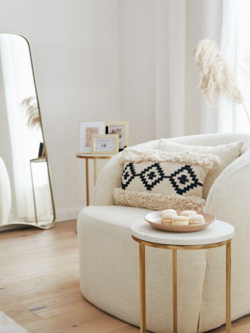 salon ethnique avec fauteuil arrondi et cousin au motif berbère