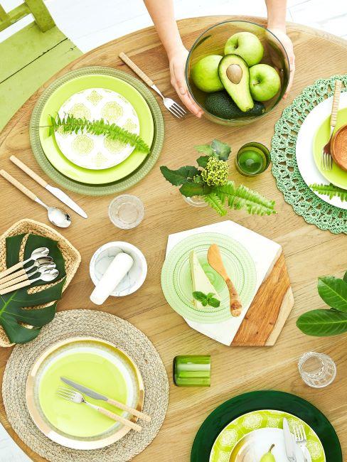 Greenery table dressee avec vaisselle et accessoires de couleur vert