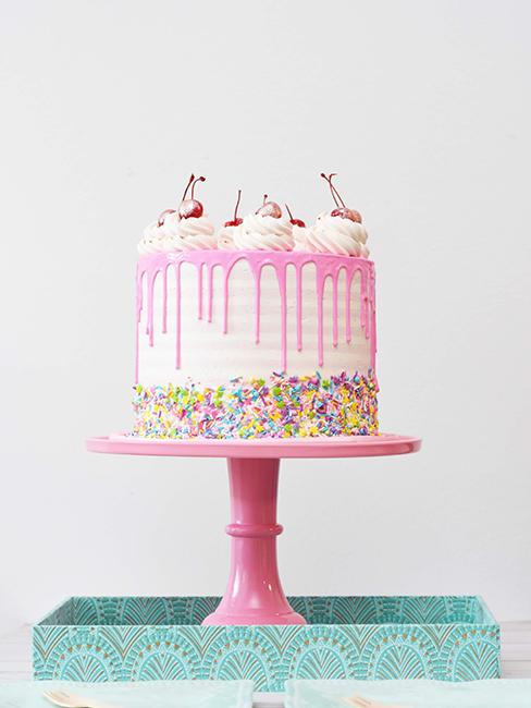gâteau d'anniversaire rose sur support rose