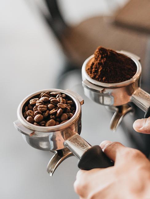 barista qui est entrain de remplir sa machine de café