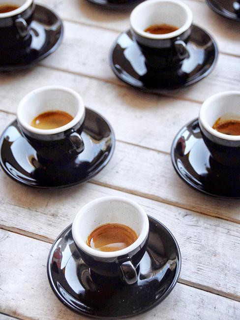 espresso servis dans des tasses avec soucoupe