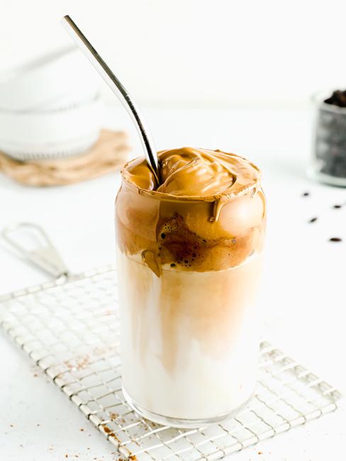 dalgona coffee servi dans un verre avec une paille en métal
