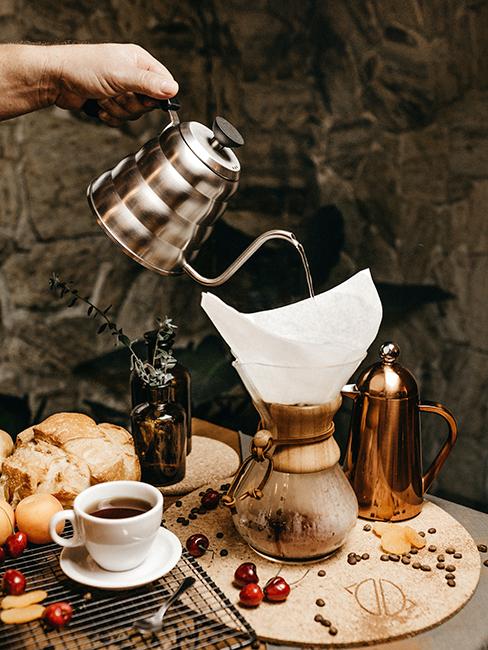 café entrain d'être servi