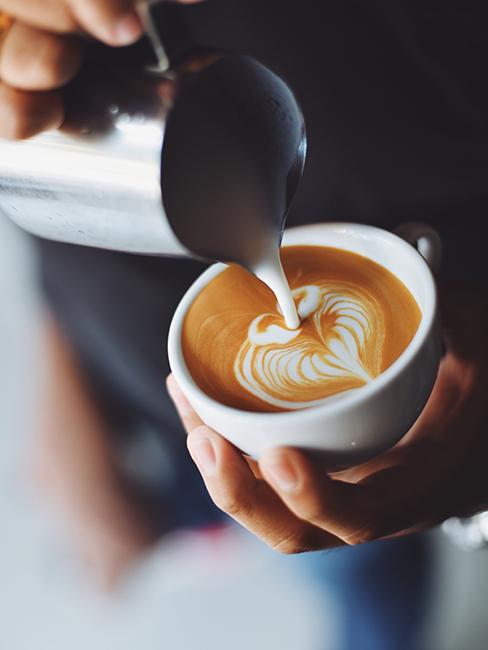 une personne entrain de faire du latte art