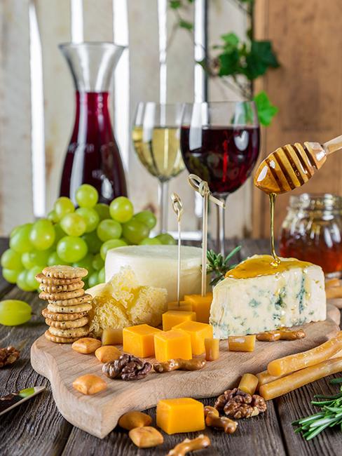 plateau de fromage avec verres de vin