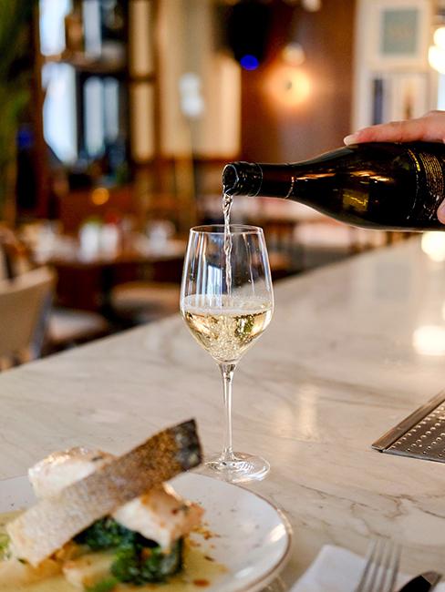 un verre de vin blanc sur un comptoir