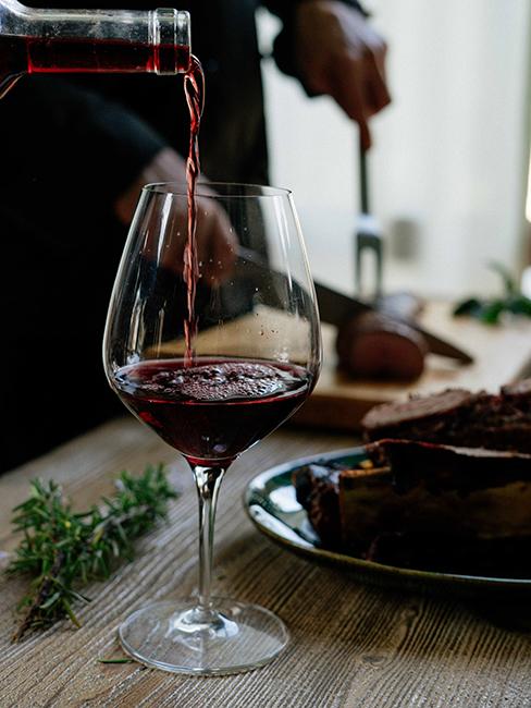 verre de vin rouge sur une table
