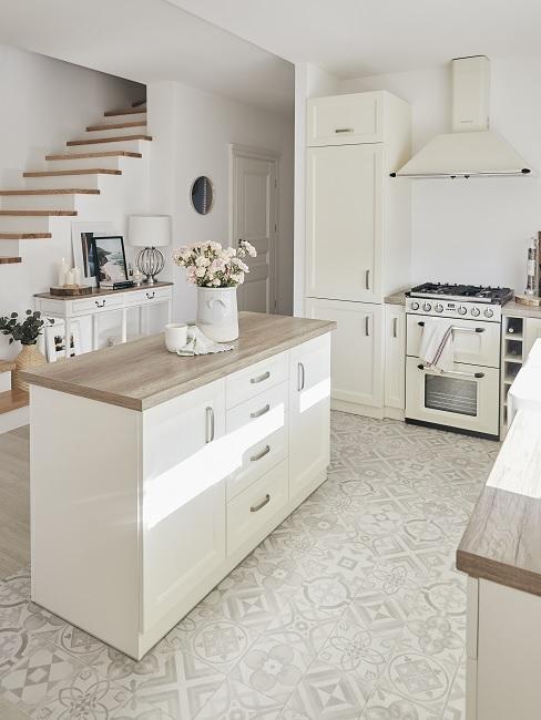 petite cuisine ouverte blanche, élégante avec carrelage