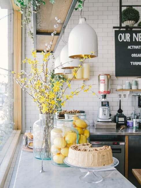 décoration cuisine décoration de cuisine printanière jaune avec gâteau